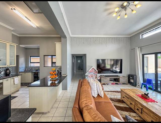 3 BEDROOM HOUSE FOR SALE IN MIDSTREAM HILL